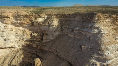 İsrail 'in Negev Çölü' ndeki Avdat Kanyonu (Ein Avdat) üzerinde gün batımı manzaralı Kibbutz Sde Boker gözcüsü. Negev Çölü. İsrail