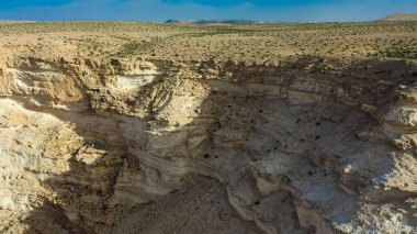 İsrail 'in Negev Çölü' ndeki Avdat Kanyonu (Ein Avdat) üzerinde gün batımı manzaralı Kibbutz Sde Boker gözcüsü. Negev Çölü. İsrail