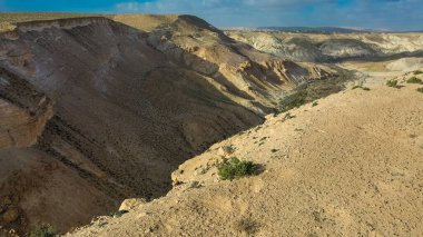 İsrail 'in Negev Çölü' ndeki Avdat Kanyonu (Ein Avdat) üzerinde gün batımı manzaralı Kibbutz Sde Boker gözcüsü. Negev Çölü. İsrail