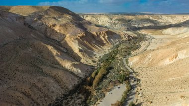 İsrail 'in Negev Çölü' ndeki Avdat Kanyonu (Ein Avdat) üzerinde gün batımı manzaralı Kibbutz Sde Boker gözcüsü. Negev Çölü. İsrail