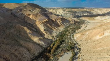 İsrail 'in Negev Çölü' ndeki Avdat Kanyonu (Ein Avdat) üzerinde gün batımı manzaralı Kibbutz Sde Boker gözcüsü. Negev Çölü. İsrail