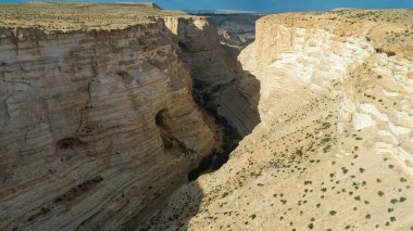 İsrail 'in Negev Çölü' ndeki Avdat Kanyonu (Ein Avdat) üzerinde gün batımı manzaralı Kibbutz Sde Boker gözcüsü. Negev Çölü. İsrail