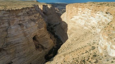 İsrail 'in Negev Çölü' ndeki Avdat Kanyonu (Ein Avdat) üzerinde gün batımı manzaralı Kibbutz Sde Boker gözcüsü. Negev Çölü. İsrail