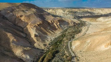 İsrail 'in Negev Çölü' ndeki Avdat Kanyonu (Ein Avdat) üzerinde gün batımı manzaralı Kibbutz Sde Boker gözcüsü. Negev Çölü. İsrail