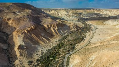 İsrail 'in Negev Çölü' ndeki Avdat Kanyonu (Ein Avdat) üzerinde gün batımı manzaralı Kibbutz Sde Boker gözcüsü. Negev Çölü. İsrail
