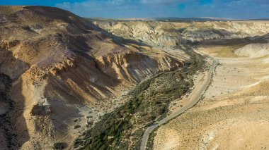 İsrail 'in Negev Çölü' ndeki Avdat Kanyonu (Ein Avdat) üzerinde gün batımı manzaralı Kibbutz Sde Boker gözcüsü. Negev Çölü. İsrail