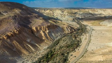 İsrail 'in Negev Çölü' ndeki Avdat Kanyonu (Ein Avdat) üzerinde gün batımı manzaralı Kibbutz Sde Boker gözcüsü. Negev Çölü. İsrail