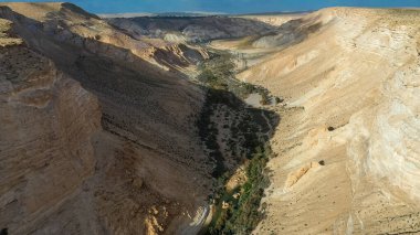 İsrail 'in Negev Çölü' ndeki Avdat Kanyonu (Ein Avdat) üzerinde gün batımı manzaralı Kibbutz Sde Boker gözcüsü. Negev Çölü. İsrail