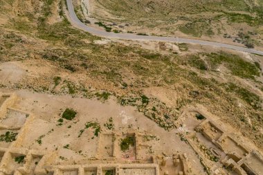 İsrail 'in Negev Çölü' ndeki Avdat Kanyonu (Ein Avdat) üzerinde gün batımı manzaralı Kibbutz Sde Boker gözcüsü. Negev Çölü. İsrail