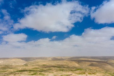 İsrail 'in Negev Çölü' ndeki Avdat Kanyonu (Ein Avdat) üzerinde gün batımı manzaralı Kibbutz Sde Boker gözcüsü. Negev Çölü. İsrail