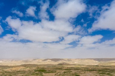 İsrail 'in Negev Çölü' ndeki Avdat Kanyonu (Ein Avdat) üzerinde gün batımı manzaralı Kibbutz Sde Boker gözcüsü. Negev Çölü. İsrail