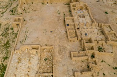 İsrail 'in Negev Çölü' ndeki Avdat Kanyonu (Ein Avdat) üzerinde gün batımı manzaralı Kibbutz Sde Boker gözcüsü. Negev Çölü. İsrail