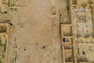 İsrail 'in Negev Çölü' ndeki Avdat Kanyonu (Ein Avdat) üzerinde gün batımı manzaralı Kibbutz Sde Boker gözcüsü. Negev Çölü. İsrail