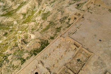 İsrail 'in Negev Çölü' ndeki Avdat Kanyonu (Ein Avdat) üzerinde gün batımı manzaralı Kibbutz Sde Boker gözcüsü. Negev Çölü. İsrail