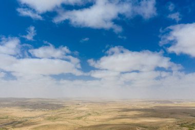 İsrail 'in Negev Çölü' ndeki Avdat Kanyonu (Ein Avdat) üzerinde gün batımı manzaralı Kibbutz Sde Boker gözcüsü. Negev Çölü. İsrail