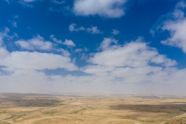 İsrail 'in Negev Çölü' ndeki Avdat Kanyonu (Ein Avdat) üzerinde gün batımı manzaralı Kibbutz Sde Boker gözcüsü. Negev Çölü. İsrail