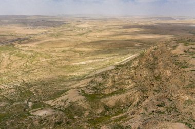 İsrail 'in Negev Çölü' ndeki Avdat Kanyonu (Ein Avdat) üzerinde gün batımı manzaralı Kibbutz Sde Boker gözcüsü. Negev Çölü. İsrail