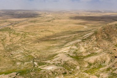 İsrail 'in Negev Çölü' ndeki Avdat Kanyonu (Ein Avdat) üzerinde gün batımı manzaralı Kibbutz Sde Boker gözcüsü. Negev Çölü. İsrail
