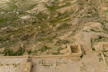 İsrail 'in Negev Çölü' ndeki Avdat Kanyonu (Ein Avdat) üzerinde gün batımı manzaralı Kibbutz Sde Boker gözcüsü. Negev Çölü. İsrail