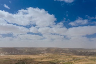 İsrail 'in Negev Çölü' ndeki Avdat Kanyonu (Ein Avdat) üzerinde gün batımı manzaralı Kibbutz Sde Boker gözcüsü. Negev Çölü. İsrail