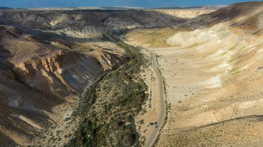 İsrail 'in Negev Çölü' ndeki Avdat Kanyonu (Ein Avdat) üzerinde gün batımı manzaralı Kibbutz Sde Boker gözcüsü. Negev Çölü. İsrail