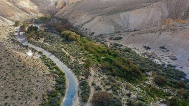 İsrail 'in Negev Çölü' ndeki Avdat Kanyonu (Ein Avdat) üzerinde gün batımı manzaralı Kibbutz Sde Boker gözcüsü. Negev Çölü. İsrail