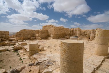 İsrail 'in güneyindeki Negev Çölü' nde, şimdi bir milli park olan antik Nabataean kentinin manzaralı ilkbahar manzarası.