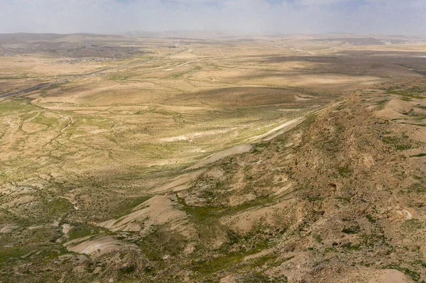 İsrail 'in Negev Çölü' ndeki Avdat Kanyonu (Ein Avdat) üzerinde gün batımı manzaralı Kibbutz Sde Boker gözcüsü. Negev Çölü. İsrail