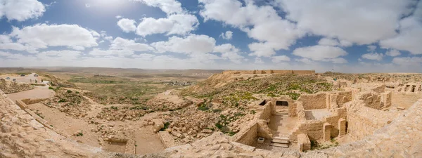 İsrail 'in güneyindeki Negev Çölü' nde, şimdi bir milli park olan antik Nabataean kentinin manzaralı ilkbahar manzarası.