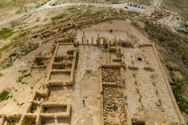 İsrail 'in güneyindeki Negev Çölü' nde, şimdi ulusal bir park olan harap olmuş Antik Nabataean şehri Avdat 'ın hava panoramik bahar manzarası.