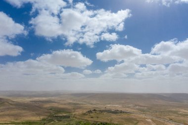 İsrail 'in güneyindeki Negev Çölü' nde, şimdi bir milli park olan antik Nabataean kentinin manzaralı ilkbahar manzarası.