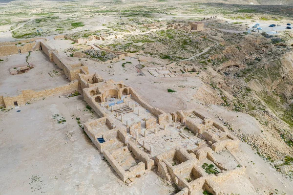 İsrail 'in güneyindeki Negev Çölü' nde, şimdi ulusal bir park olan harap olmuş Antik Nabataean şehri Avdat 'ın hava panoramik bahar manzarası.