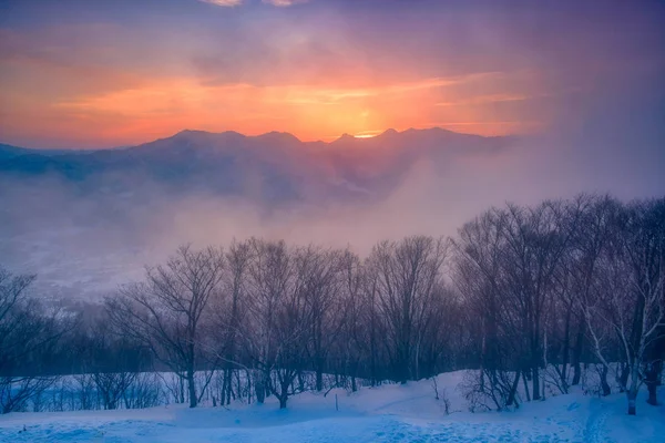 冬の雪のモイワ山頂上の夕日 — ストック写真