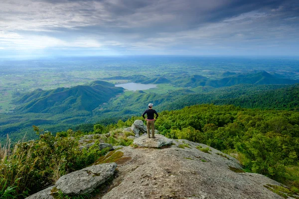 Adam Ramkhamhaeng'deki Khao Luang dağındaki bir uçurumun üzerinde duruyor.