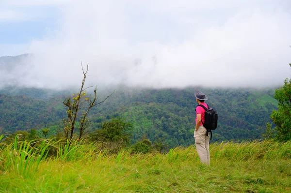 Ein Mann Steht Morgens Auf Dem Pusawan Hügel Maewong Nationalpark — Stockfoto