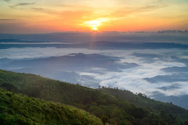 Lever Soleil Derrière Vue Sur Montagne Avec Mer Brouillard Sommet — Photo