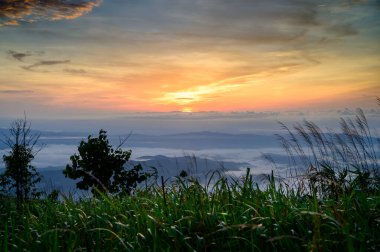 Doi Suan Ya Luang 'da, Nan San Charoen ilçesinde, dağ manzarasının arkasında gün doğumu, Tayland