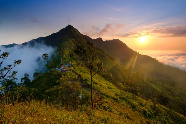 Гора Кхао Чанг Пхуеак Восходом Солнца Утром Популярный Горный Поход — стоковое фото