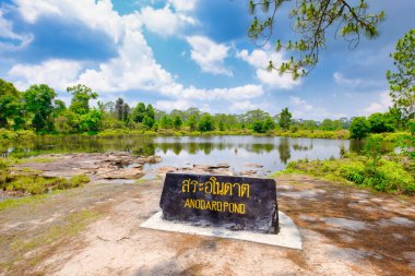 Amphoe Phu Kradueng, Loei ilinin Si Than alt bölgesindeki Phu Kradueng Ulusal Parkı 'ndaki Anodard Pond. TEXT TRANSLATION: Anodard Gölü