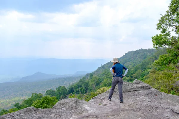 Femme Debout Sur Falaise Pha Yeab Mek Parc National Phu — Photo