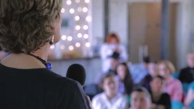 İş Konferansı ve Sunumu Kadın Sözcüsü. Konferans salonunda izleyiciler.