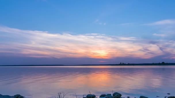 Timelapse Pôr Sol Bonito Lago Final Sol Esconde Atrás Horizonte — Vídeo de Stock