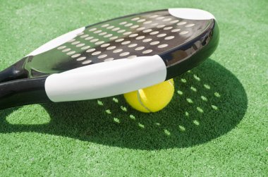 Tenis geniş açı nesneleri çim üzerinde kürek çek.