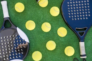 Tenis geniş açı nesneleri çim üzerinde kürek çek.