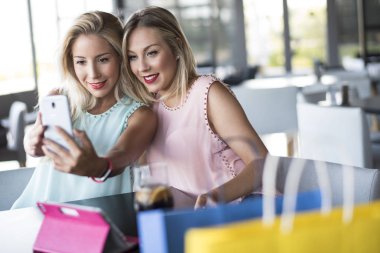 Kadın seyir teknoloji alışveriş ve alışveriş sonra kahve içme