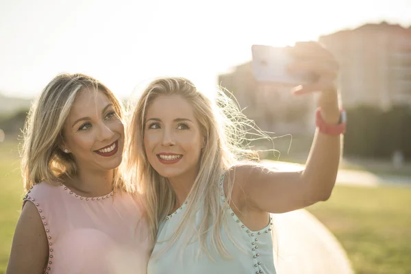 Irmãs Felizes Tirando Selfie Depois Fazer Compras Imagem Pôr Sol — Fotografia de Stock