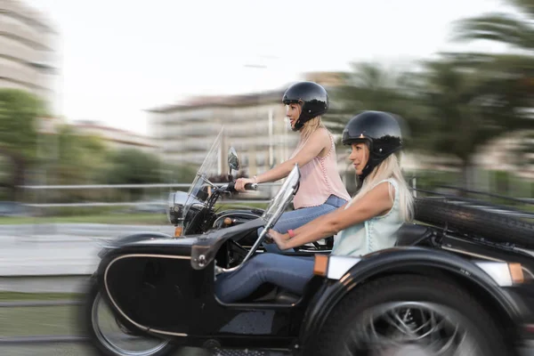Deux Sœurs Heureuses Femmes Blondes Sur Side Car Vélo Souriant — Photo