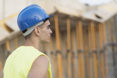 Dış mekan portresinde inşaat işçisi baş detayı