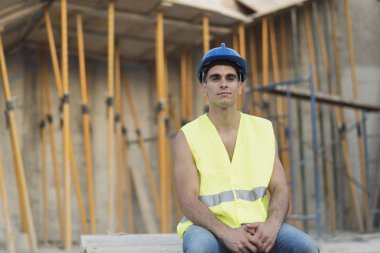 İnşaat işçisi inşaat alanında dinleniyor.