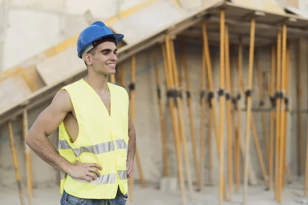 Sonriente Trabajador Construcción Posando Feliz Sitio Construcción — Foto de Stock